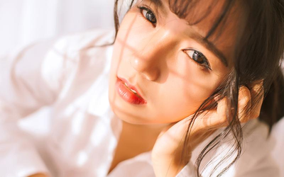 一边敷面膜一边插热门视频